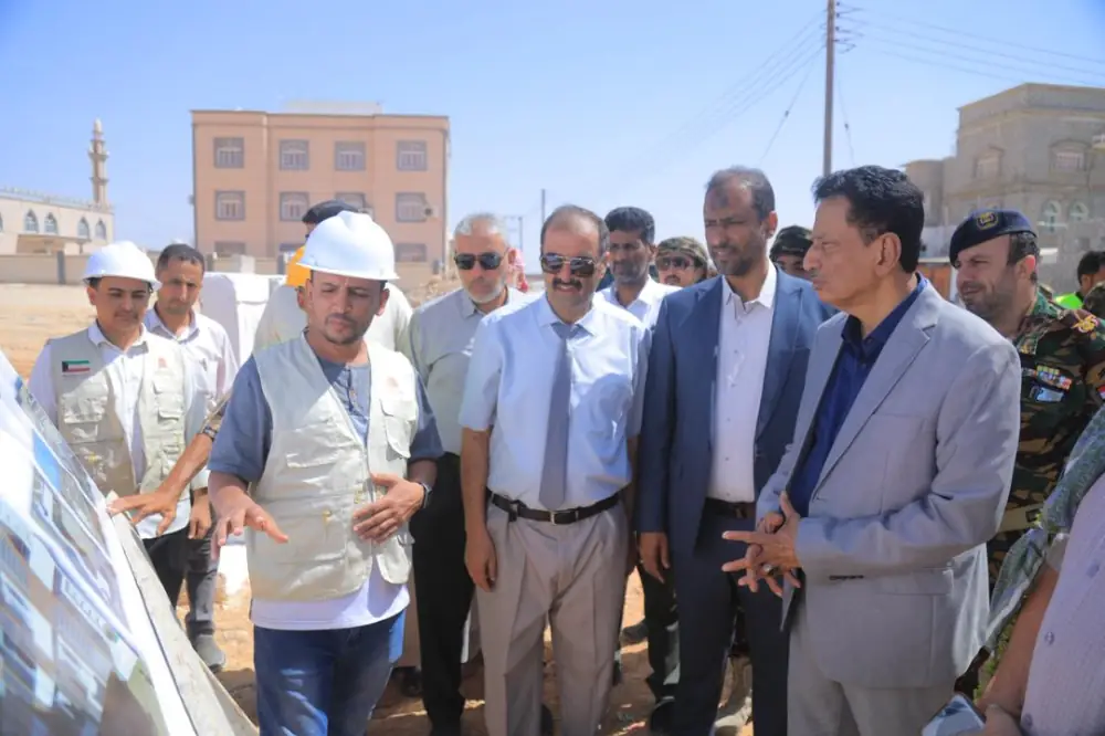 Al-Mahrah Governor Lays the Foundation Stone for Al-Iman School with Kuwaiti Funding